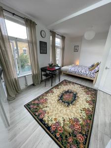 um quarto com uma cama e um tapete no chão em Luminous Family Flat (4 guests) em Londres