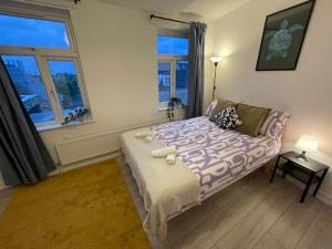 a small bedroom with a bed and a window at Luminous Family Flat (4 guests) in London