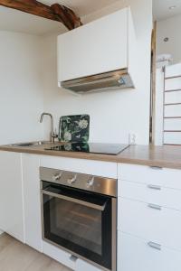 Kuchyň nebo kuchyňský kout v ubytování Cozy Apartment in Central Oslo - Serene & Exclusive Majorstuen