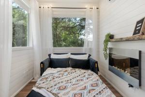 um quarto com uma cama, uma lareira e uma janela em The Lonely Bull Luxury Container Home on 5 Acres em Weatherford
