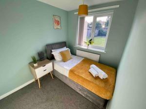 ein kleines Schlafzimmer mit einem Bett und einem Fenster in der Unterkunft Bakers House - Contractor Suitable in Bentley