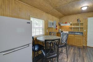 eine Küche mit einem Tisch und Stühlen im Zimmer in der Unterkunft Serene Briceville Vacation Rental Cabin with Grill! 