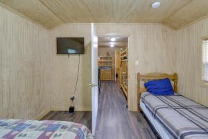 Kleines Zimmer mit 2 Betten und einem TV in der Unterkunft Serene Briceville Vacation Rental Cabin with Grill! 