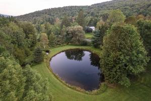 una vista aérea de un estanque en un campo de golf en Sunday Hollow, en Margaretville
