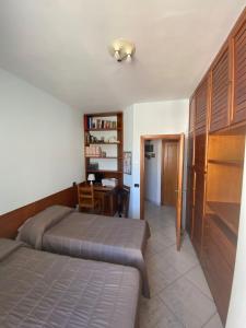 um quarto com 2 camas e uma secretária em Casa di Sole Ischia em Ischia