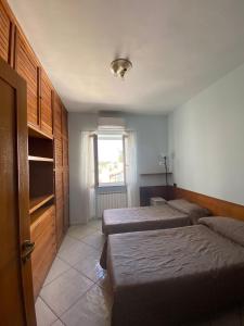 um quarto com 2 camas e uma janela em Casa di Sole Ischia em Ischia