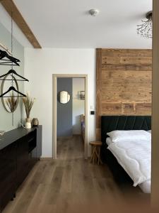 Letto o letti in una camera di Apartmány Čerňák - Dolňák - 4-6 osob, terasa, grill, dvě parkovací místa