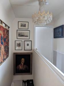 TV a/nebo společenská místnost v ubytování Craigmile Cottage