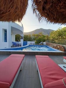 willa z basenem i ośrodkiem w obiekcie Located by the sea one beachfront Private Captain Lazaros Pool Villa with loft in 750sqm spacious private plot-Jacuzzi-sunrelax-furnished terace-gazebo-private parking,sleep 3 adults and 2 children, just steps from the Black Beach-Seaview w mieście Perissa