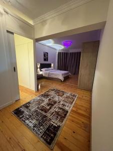 1 dormitorio con cama y alfombra en el suelo en Villa With A Private Garden In Beverly Hills, en Seis de Octubre
