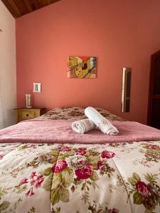 1 dormitorio con 1 cama con 2 toallas en Águas da Cachoeira, en Florianópolis