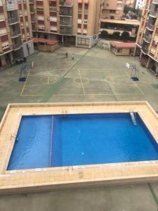 ein großer blauer Pool in einem Gebäude in der Unterkunft NUEVO! Con piscina a 2 minutos estación tren AVE. in Saragossa