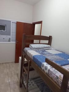 ein Schlafzimmer mit einem Etagenbett in einem Zimmer in der Unterkunft Casa de Dois Quartos in Boituva