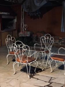 un grupo de tres sillas y una mesa en Casa Mirlo en Mendoza