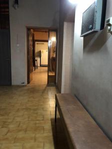 un pasillo con un banco de madera en una habitación en Casa Mirlo en Mendoza