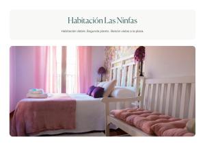 Habitación con 2 camas de color rosa y blanco en Casa La Real en Arévalo