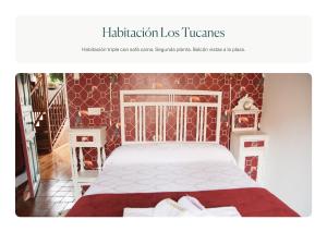 1 dormitorio con cama y pared roja en Casa La Real en Arévalo