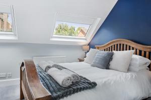 Uma cama ou camas num quarto em Beautiful Secluded 2 Bedroom Coach House