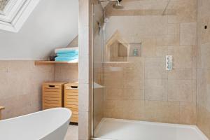Kamar mandi di Beautiful Secluded 2 Bedroom Coach House