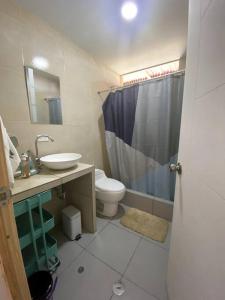 een badkamer met een toilet, een wastafel en een douche bij Casa / Alojamiento en Lobitos in Talara