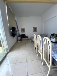 een kamer met stoelen, een tafel en een bank bij Casa / Alojamiento en Lobitos in Talara
