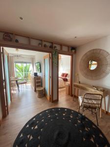 sala de estar con alfombra en el suelo en Apartamento Raposo, en São Roque