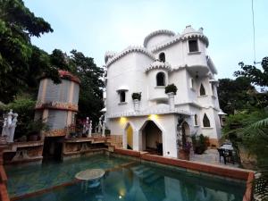 Casa blanca grande con piscina en Mitico El Castillo, en Palenque