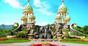 einen Brunnen vor einem Gebäude mit Wasserfall in der Unterkunft Villa Miky Kota Bunga Puncak Cianjur Bogor in Cinengangirang