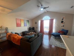 Atpūtas zona naktsmītnē Spacious Corporate Condo - 2bd/2ba