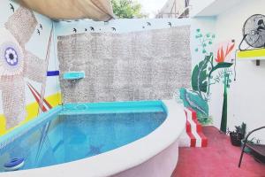 科苏梅尔Splash into Paradise !的带浴缸和淋浴的浴室