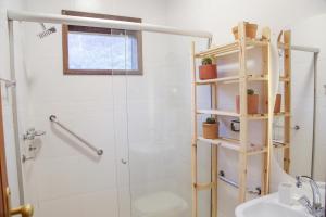 ein Bad mit einer Dusche, einem WC und einem Waschbecken in der Unterkunft Pousada Irreplaceable in Visconde De Maua