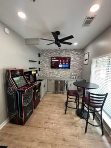 una habitación con una mesa y un videojuego en The Silver Benz en Atlanta