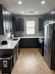 uma cozinha com armários pretos e electrodomésticos de aço inoxidável em The Silver Benz em Atlanta