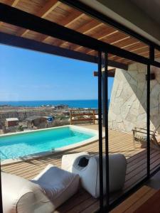 vista sulla piscina da una casa di Casa Natural a Los Órganos