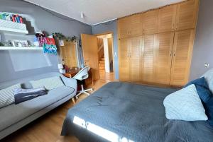 Postel nebo postele na pokoji v ubytování Cosy and family friendly house in Kópavogur