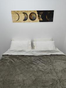 um quarto com uma cama com uma fotografia na parede em Areatricolor em Porto Alegre