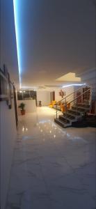 um quarto com uma escada e luzes num edifício em Hotel RA04 em Chachagüí