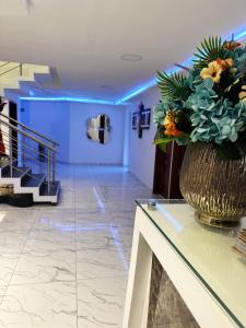 a lobby with a vase of flowers on a counter at Hotel RA04 in Chachagüí