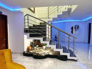 un salon avec un escalier et un étang à poissons dans l'établissement Hotel RA04, à Chachagüí