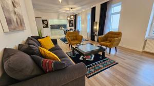 sala de estar con sofá, mesa y sillas en 130m² Designerwohnung mit 2 Vollbädern en Gera