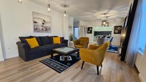 sala de estar con sofá y mesa en 130m² Designerwohnung mit 2 Vollbädern en Gera