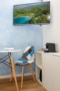 Camera con scrivania, sedia e TV a parete. di Blue Studio a Bologna
