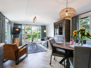 ein Esszimmer und ein Wohnzimmer mit einem Tisch und Stühlen in der Unterkunft De Tortelduif in Hulshorst