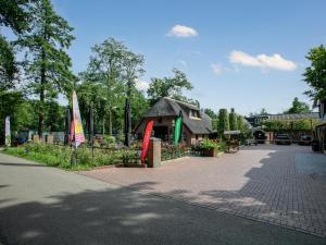 einem Pavillon mit Flaggen vor einem Gebäude in der Unterkunft De Tortelduif in Hulshorst