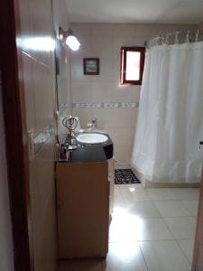 uma casa de banho com um lavatório e um chuveiro em Casa en Punta Mogotes em Mar del Plata