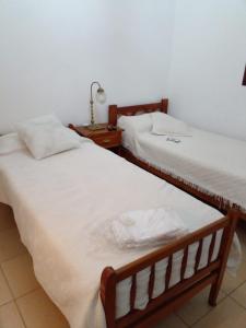duas camas sentadas uma ao lado da outra num quarto em Casa en Punta Mogotes em Mar del Plata
