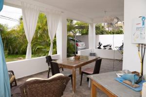 uma sala de jantar com uma mesa de madeira e cadeiras em Villa Caribe em Bayahibe