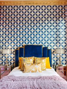 una camera con un letto con una parete blu e bianca di Dolly's Art Deco - Luxe Stay Near Broadway a Nashville
