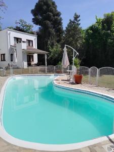 una gran piscina azul frente a una casa en Cabañas Boutique San Lorenzo en San Lorenzo