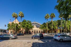 ein Parkplatz mit Autos vor einem Gebäude in der Unterkunft La Suite de Rubens in Sevilla